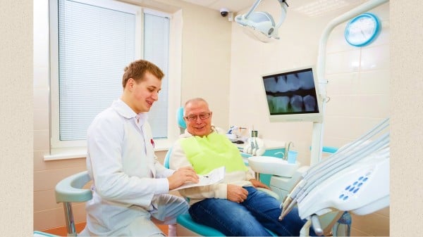 一个老人在看牙医