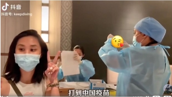 中国网红曲兰拍视频谎称在菲律宾旅游时打到中国疫苗（图片来源：微博）