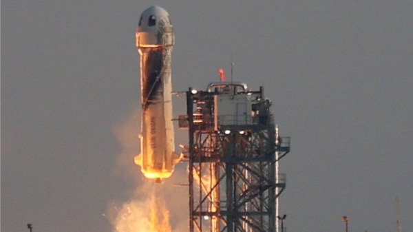 2021年7月20日，在德州范霍恩（Van Horn）火箭发射基地，世界首富、亚马逊创始人贝索斯一行四人搭乘“新谢泼德号”（New Shepard）太空飞行器飞入太空，蓝色起源航空公司完成了第一次载人飞行。（图片来源：Joe Raedle/Getty Images）