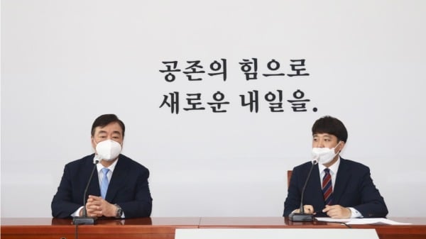 中国驻韩大使邢海明（左起）投书批评韩反对派总统候选人，而连稍早与他会面的主要反对党“国民力量”的最年轻党魁李俊锡，也跳出来痛批。