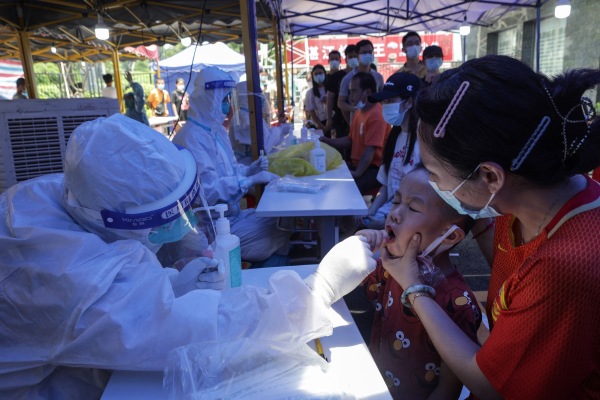 中国广东省广州市，一名儿童接受 Covid-19 冠状病毒核酸检测。