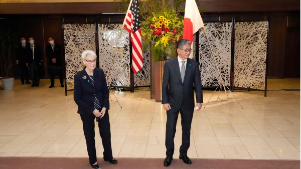 2021年7月20日，美国副国务卿谢尔曼在东京与日本副外交部长Takeo Mori会面 (EUGENE HOSHIKO/POOL/AFP via Getty Images)