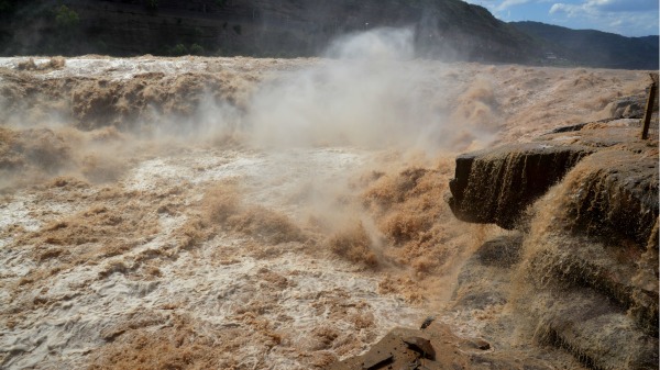 山西省連日暴雨導致山體滑坡，5名交警遇難，烏龍河決堤致多村莊被淹，民眾斥責央視遲報，網路不被上熱搜
