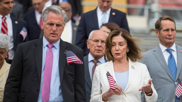 图为2019年9月11日，美国国会众议院议长、民主党人南希・佩洛西（Nancy Pelosi，前右）与众议院少数党领袖凯文・麦卡锡（Kevin McCarthy，前左）