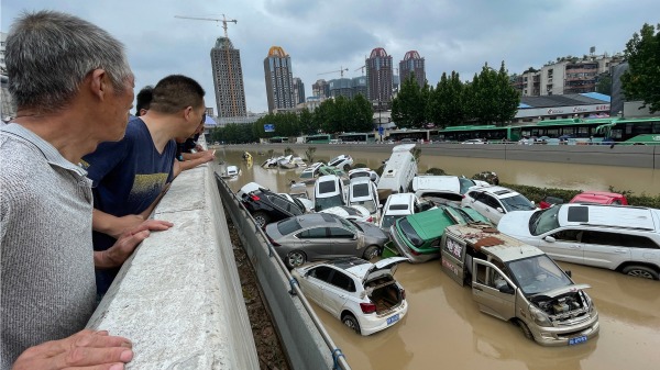 2021年7月21日，中国郑州发洪水，街道大量车辆被淹。（图片来源：STR/AFP via Getty Images）