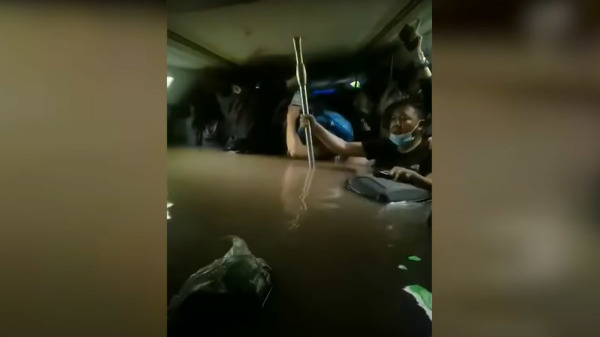 郑州水灾 乘客被困地铁车厢内