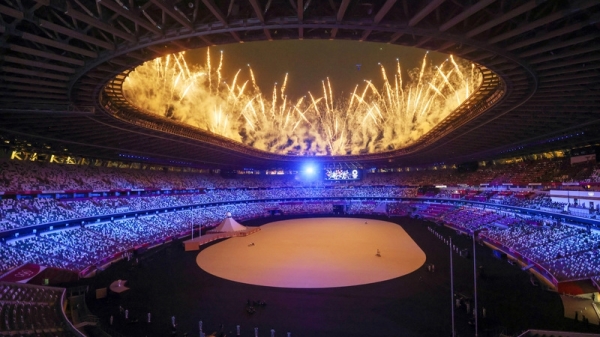 东京奥运在2021年7月23日晚间于日本新宿国立竞技场举行开幕式，璀璨烟火自场馆高处喷发，点亮夜空。
