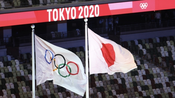 2020東京奧運因COVID-19疫情延期1年，23日晚間終於 在新宿國立競技場舉行開幕式，為這場體壇盛事揭幕， 整體過程簡單而隆重，奧運五環旗與主辦國日本國旗場 內飄揚。
