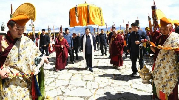 2021年7月習近平訪西藏，身後有類似「羅傘」的儀式物，藏人表示這是達賴喇嘛、班禪喇嘛專用。（圖片來源：推特）