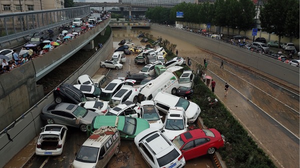2021年7月22日河南省鄭州遭遇暴雨後，京廣路隧道入口處一片狼籍。