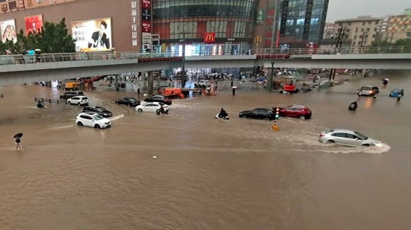 2021年7月20日鄭州市區的洪災景象。(圖片來源：微信)