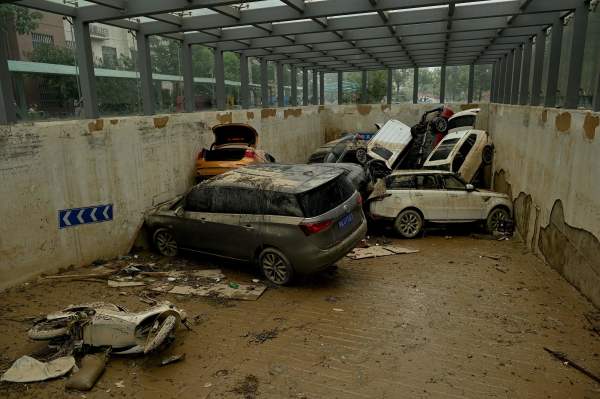 7月24日，河南郑州水退后，十几辆被冲毁的汽车重叠在一起。