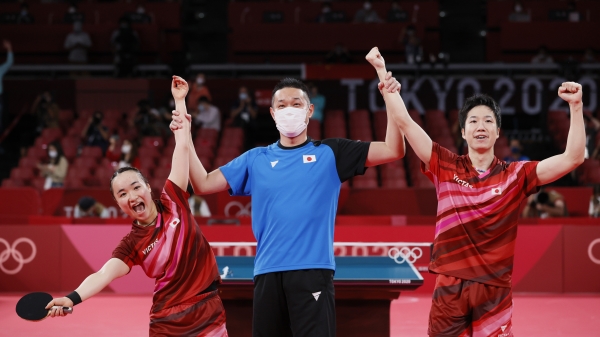 日本水谷隼、伊藤美诚在7月26日在获得东京奥运会桌球混双金牌，与教练一起庆祝