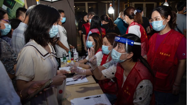 7月21日，南京市民在接受核酸检测。(图片来源：STR/AFP via Getty Images)