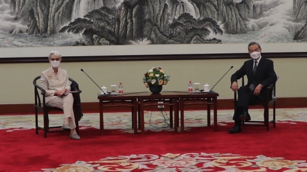 2021年7月26日中國天津，美國副國務卿溫迪．謝爾曼(Wendy Sherman)會見了中共外交部長王毅。（圖片來源：美國駐中國大使館/Travis Glynn攝影2