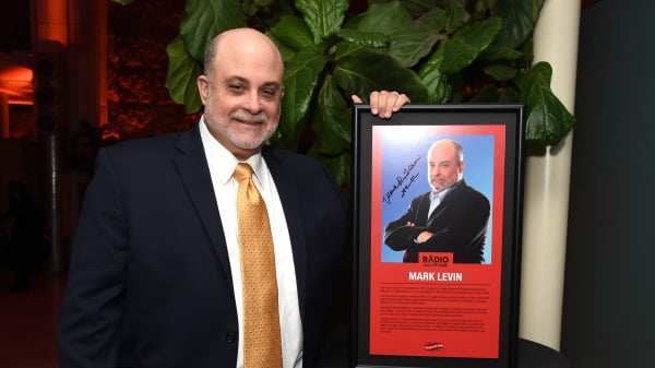 美国保守派作家、评论家和思想领袖马克．莱文（Mark Levin）入选“无线电名人堂”，并出席典礼。