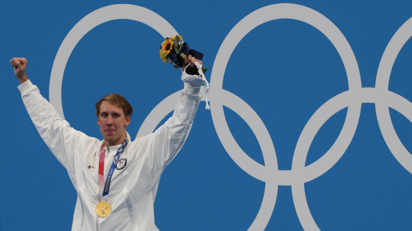 2020東京奧運會，美國選手蔡斯．卡利斯（Chase Kalisz）慶祝獲得400米個人混合泳金牌