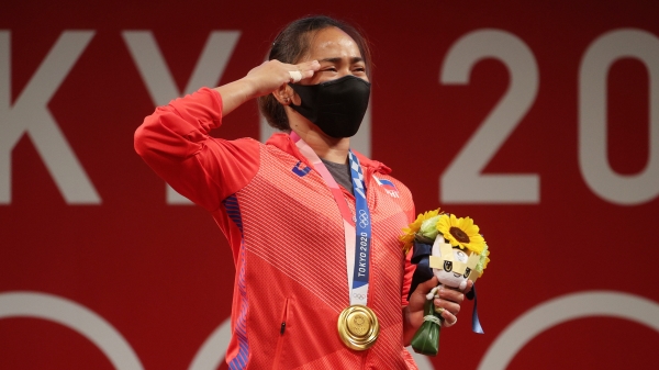菲律宾举重好手迪亚兹（Hidilyn Diaz）为菲律宾夺下奥运史上的第一面金牌。