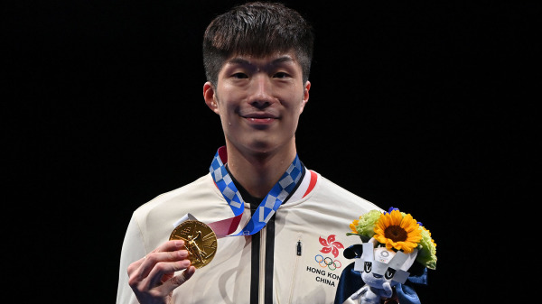 2021年7月26日，「香港劍神」張家朗獲得東京奧運金牌。(圖片來源：FABRICE COFFRINI/AFP via Getty Images)