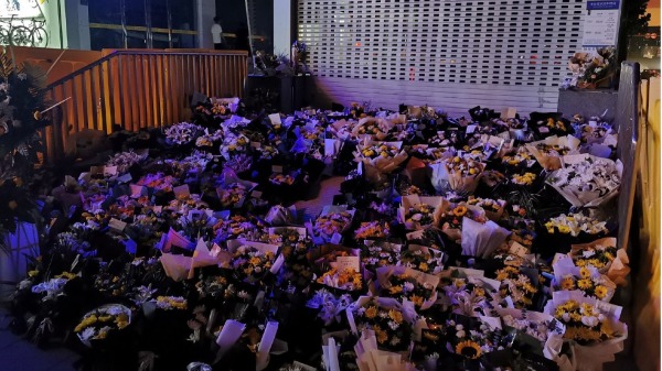 7月26日是郑州720洪灾遇难者的头七，当日有大量遇难者亲友在地铁口献花祭奠亡灵。