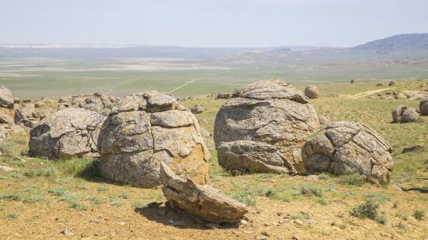 哈薩克「石球之谷」