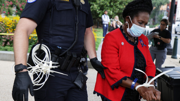 美國國會眾議員希拉．傑克遜．李（Sheila Jackson Lee）在國會山的抗議示威活動中被美國國會警察逮捕