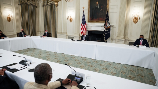 2021年7月30日，美國總統拜登在白宮會見幾名有影響力的古巴裔美國人代表，表達對古巴人民反抗共產獨裁政權和爭取自由的抗議活動的支持。（圖片來源：Anna Moneymaker/Getty Images）