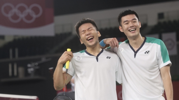 台灣男雙組合「麟洋配」王齊麟與李洋擊潰中國隊，奪奧運羽球男雙金牌