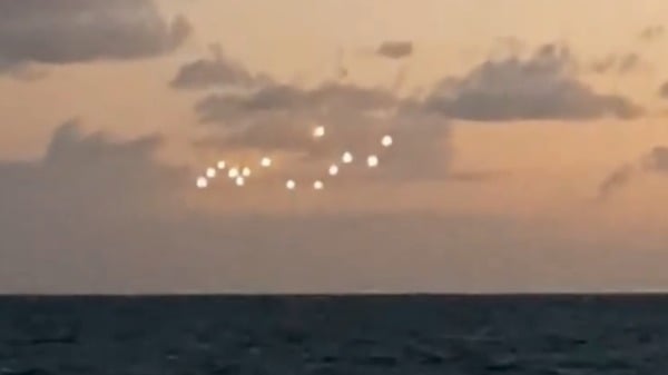 男子海上拍見「UFO艦隊」(16:9)