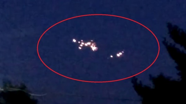 男子海上拍見「UFO艦隊」2(16:9)