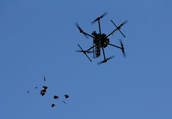 2021年5月16日，一架以色列無人機向巴勒斯坦投射震爆彈。