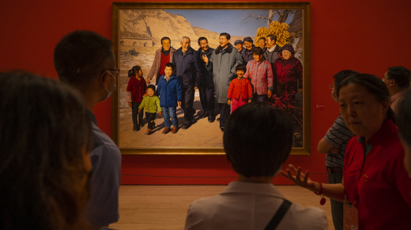 香港学者赵善轩指，对于共产党来说，人民的偶像只能有一个，那就是伟大领袖。图为北京艺术博物馆内展览的一副歌颂习近平的画像。（图片来源：Getty Images）