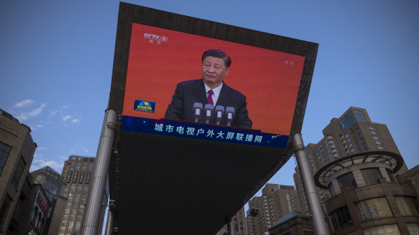2021年6月30日，在北京的一块室外大屏幕上，央视新闻联播正在播放习近平的画面。