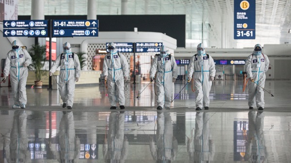 2020 年 4 月 3 日工作人員在武漢市對武漢天河國際機場進行消毒。