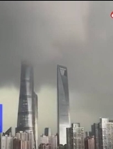 上海中心，被大團烏雲一秒攔腰吞沒（圖片來源：微博）