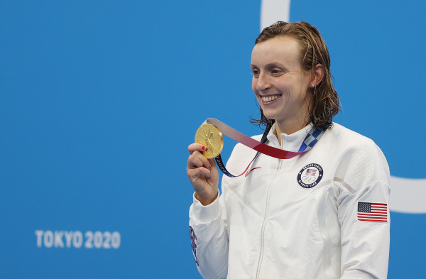 2021年7月31日，美国队女游泳选手凯蒂・莱德基（Katie Ledecky）在日本2020东京奥运会上赢得800米自由泳冠军，并打破奥运会记录。 