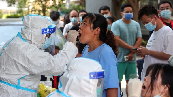 河南省鄭州市居民接受COVID-19病毒核酸檢測。