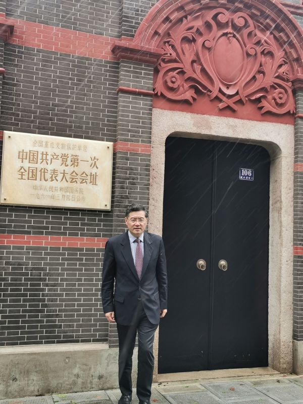 秦剛7月27日下午從上海啟程前往美國，7月29日發文分享他在中共一大會址前的照片。他寫道，不忘初心，牢記使命。（Twitter@ChinaAmbinUS）