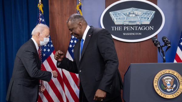 圖為2021年2約10日，喬·拜登（Joe Biden，左）訪問華盛頓特區五角大樓，與美國國防部長勞埃德·奧斯汀（Lloyd Austin）碰臂示意。（圖片來源：SAUL LOEB/AFP via Getty Images）