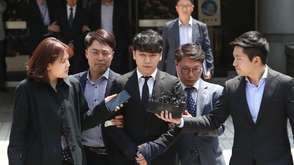 前韓團BIGBANG成員勝利以提供性招待、海外賭博等9項罪嫌，今天遭當庭逮捕。