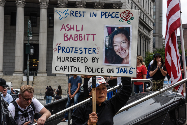 圖為2021年7月25日，一些抗議者在紐約舉行集會，要求對1月6日國會山事件進行公平處理，並要求空軍老兵阿什莉·巴比特（Ashli Babbitt）被槍殺真相。 