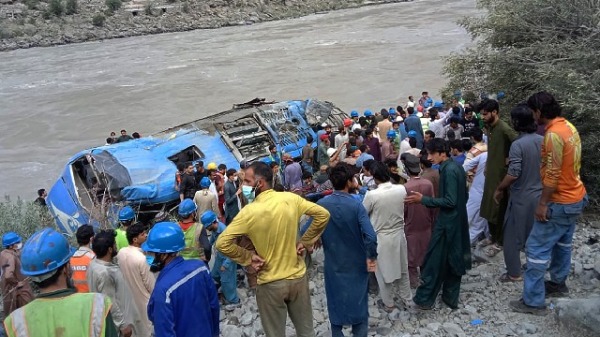 2021年7月14日，巴基斯坦一辆公共汽车在发生炸弹爆炸后坠入峡谷，造成 12 人死亡，其中包括 9 名中国工人。