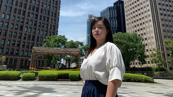 28歲台灣女孩陶貞穎，反送中以來獨自援助和安置流亡港人，近躍登《紐約時報》雜誌封面。（圖片來源：自由亞洲電台）