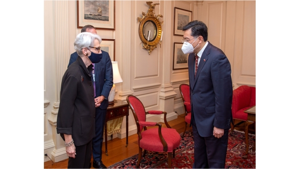 中美元首習拜會18日舉行，同日中國駐美大使秦剛也拜會了美國副國務卿雪蔓。圖為二人去年8月在華府首次會晤。（圖片來源：公用領域 State Department photo by Mark Stewart）