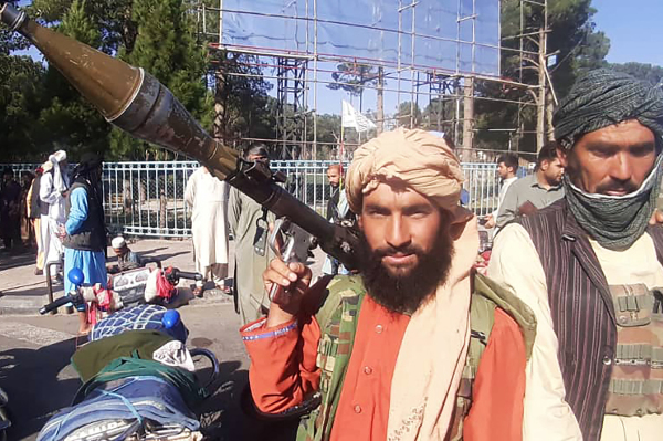 2021年8月13日，一名塔利班武裝分子在阿富汗第三大城市赫拉特的路邊拿著一枚火箭榴彈。