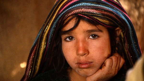 2018年5月30日，阿富汗赫拉特郊区难民营内一名流离失所的女孩。