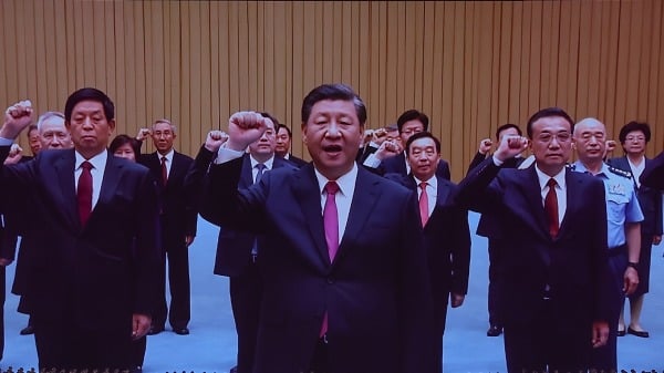 6月28日，中共在北京举办百年党庆文艺演出，大屏幕显示习近平与高层官员一起宣誓。
