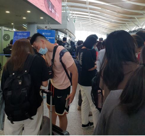 上海机场等待登机的留学生