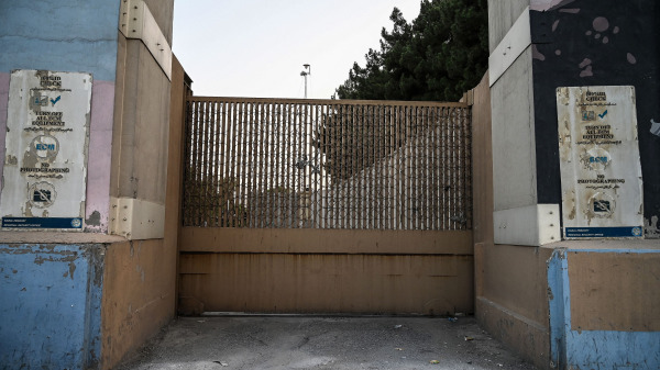 美國駐阿富汗首都喀布爾的大使館關閉的大門