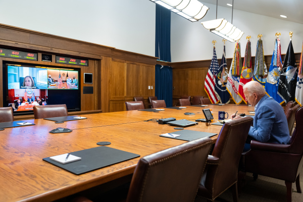 2021年8月15日，美国总统兼美军总司令拜登在戴维营，就阿富汗局势，和他的军事、外交和情报专家们举行视频会议。 